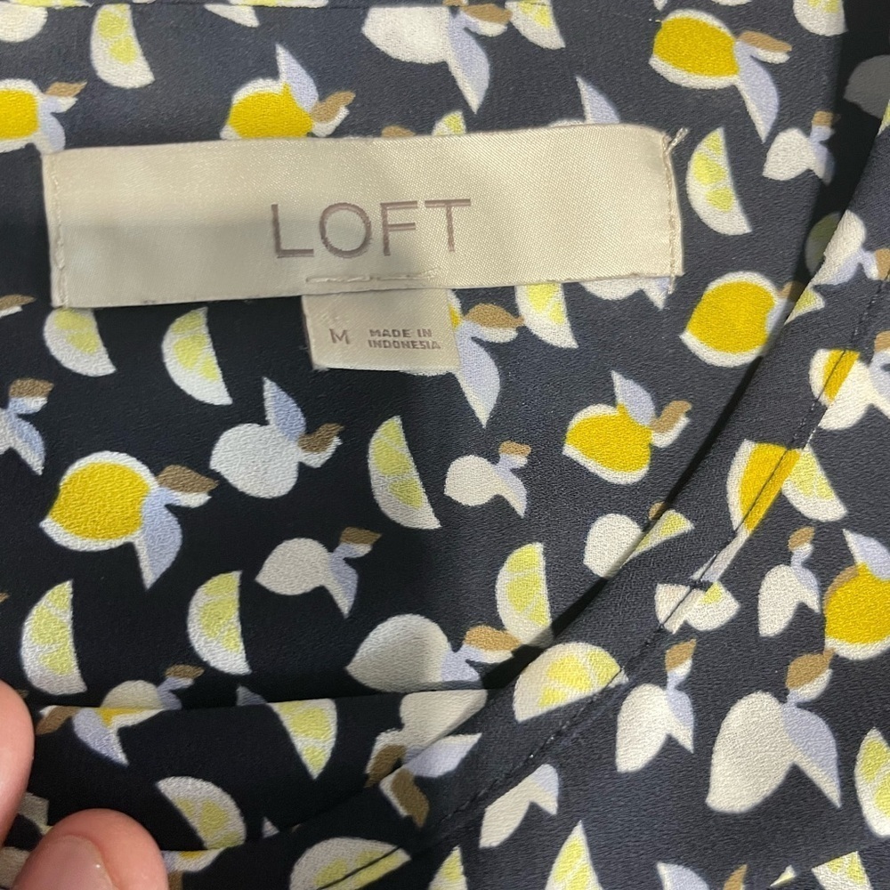 LOFT Women's Black, White, Yellow Lemon Print Flutter Cap sleeve top--Sz Med - Picture 8 of 13